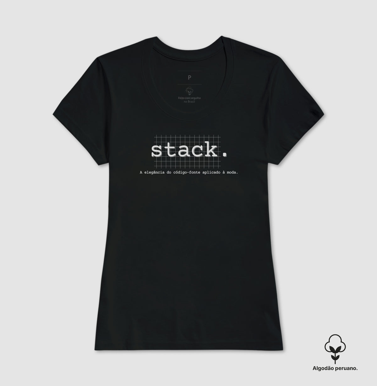 Camiseta feminina preta com a palavra stack. estampada em branco sobre grid quadriculado e a frase A elegância do código-fonte aplicado à moda
