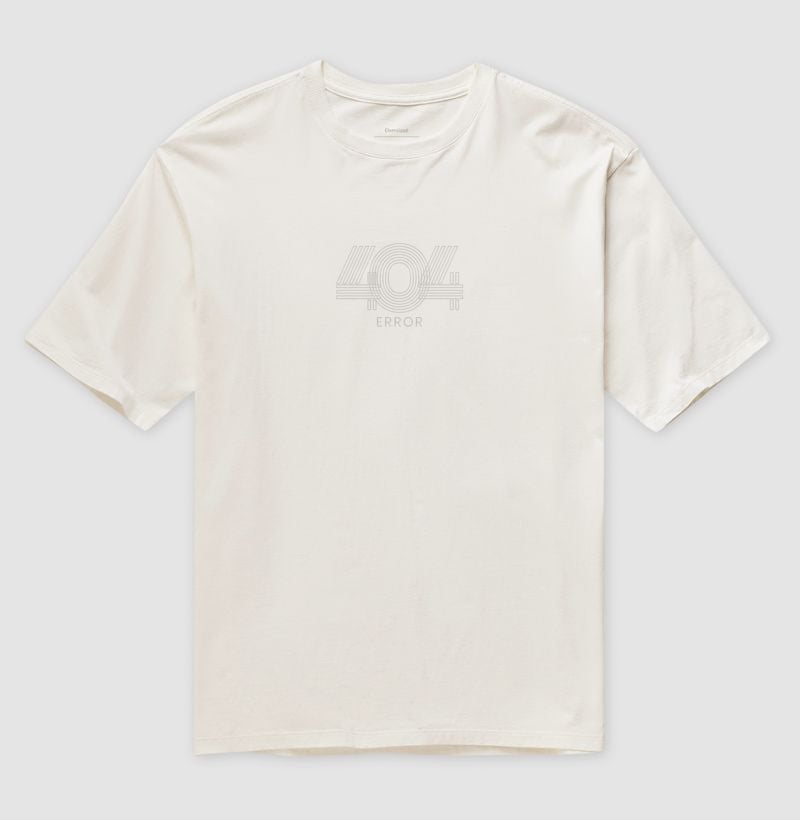 Camiseta off white de modelagem oversized vista de frente, com estampa 404 Error em linhas finas tom sobre tom no centro do peito